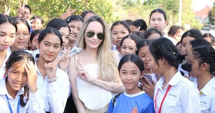 សាររបស់អ្នកស្រី Angelina Jolie ក្នុងខួបមួយឆ្នាំនៃការចាប់ផ្តើមសង្គ្រាមនៅតាមបណ្តោយព្រំដែនកម្ពុជា! “បេះដូងរបស់ខ្ញុំគឺនៅជាមួយមនុស្សគ្រប់គ្នាដែលនៅតែរង់ចាំការត្រឡប់មកផ្ទះវិញ”