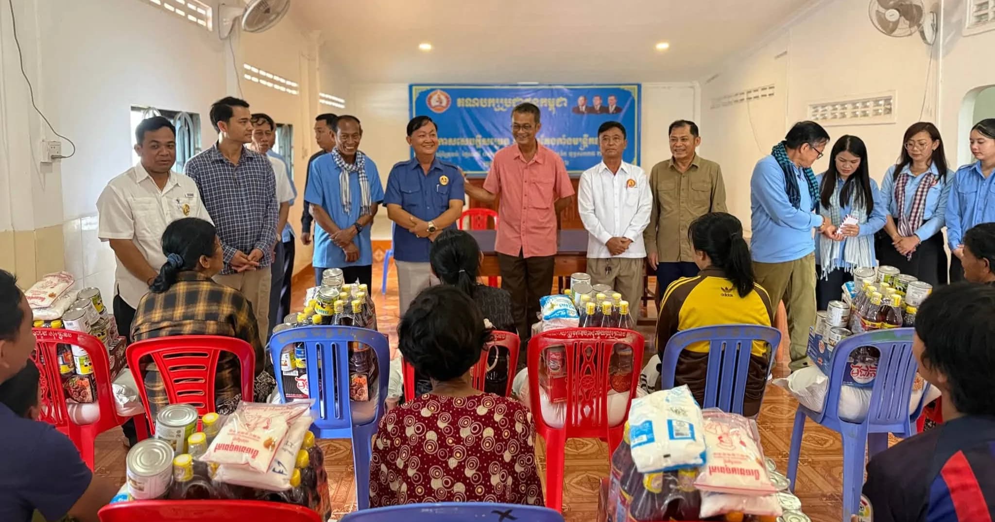 ក្រុមការងារគណបក្សប្រជាជនកម្ពុជាស្រុកព្រៃនប់ ចុះនាំយកអំណោយជាស្បៀងអាហារ និងគ្រឿងឧបភោគបរិភោគ ចែកជូនប្រជាពលរដ្ឋខ្វះខាត