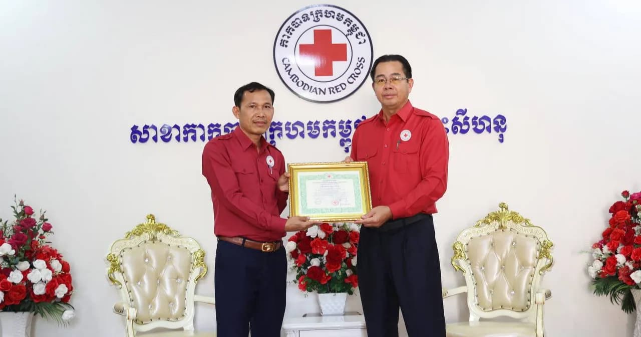 មន្ទីរព័ត៌មានខេត្តព្រះសីហនុ ចូលរួមបរិច្ចាគថវិកាមនុស្សធម៌លើកទី៤ ជូនសាខាកាកបាទក្រហមកម្ពុជាខេត្តព្រះសីហនុ