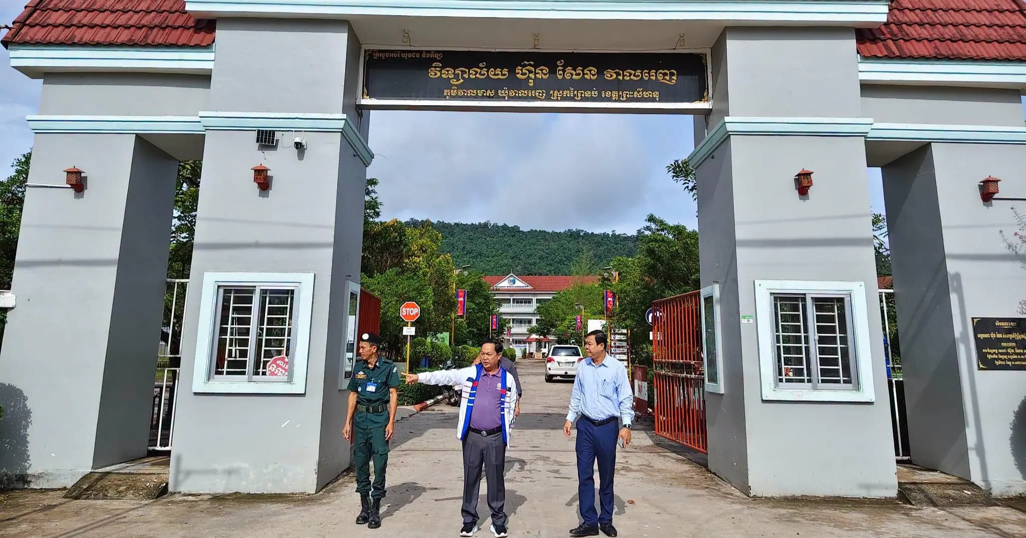 អភិបាលស្រុកព្រៃនប់ចុះពិនិត្យមណ្ឌលប្រឡងសញ្ញាបត្រមធ្យមសិក្សាទុតិយភូមិ ធានាសុវត្ថិភាព សណ្ដាប់ធ្នាប់ និងការផ្ញើម៉ូតូដោយឥតគិតថ្លៃ