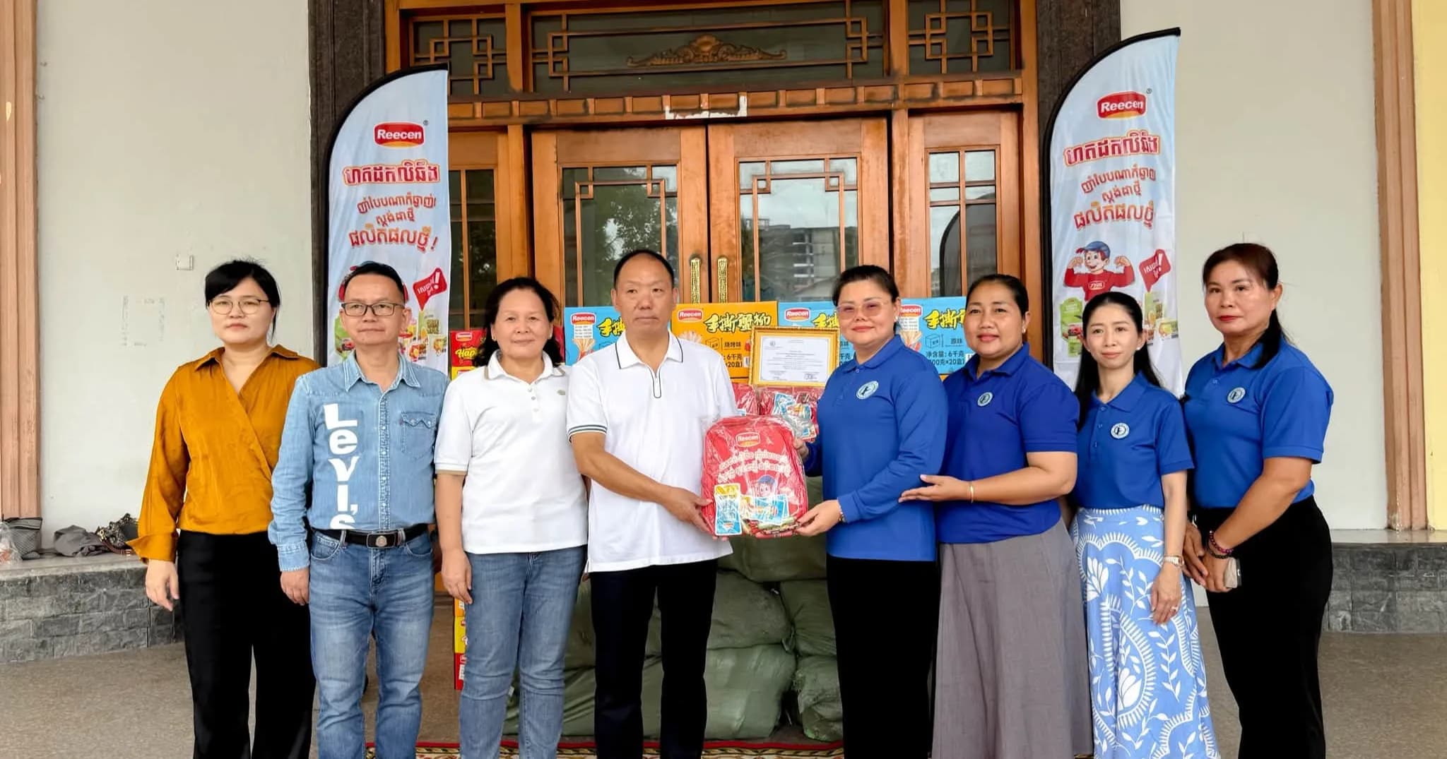 លោកជំទាវ គីម សុភ័ក្ដ្រ ម៉ាង ស៊ីណេត អញ្ជើញទទួលអំណោយកាតាបសិស្សចំនួន ១៥០០ និងសម្ភារ ពីក្រុមហ៊ុន ហតដក លិឆឹង ហ៊្វូដ ខូអិលធីឌី (LICHENG Food Co.,Ltd)