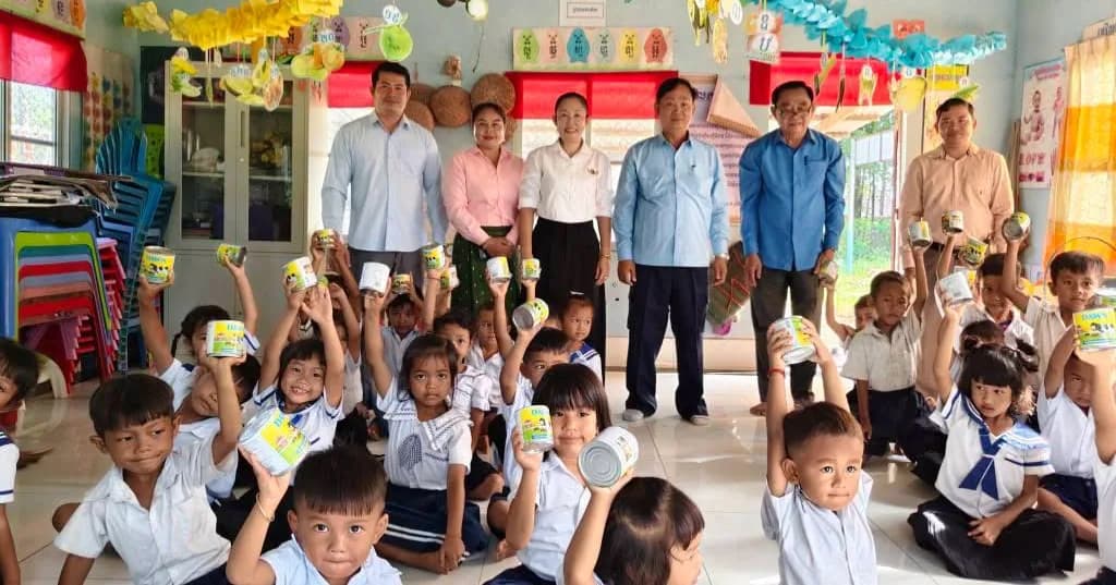 គាំទ្រសុខុមាលភាពកុមារតូច! លោក អុី ធារិន អភិបាលស្រុកព្រៃនប់ ចុះសំណេះសំណាល និងចែកទឹកដោះគោដល់សិស្សមត្តេយ្យសហគមន៍