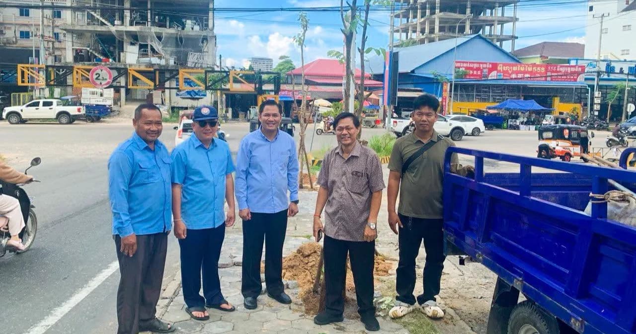 លោក សាមុត សុធារិទ្ធ អភិបាលស្តីទីខេត្តព្រះសីហនុ ចុះពិនិត្យវឌ្ឍនភាពការដាំដុះដើមឈើ ដើម្បីពង្រីកតំបន់បៃតង និងលើកកម្ពស់សោភ័ណភាពក្រុង