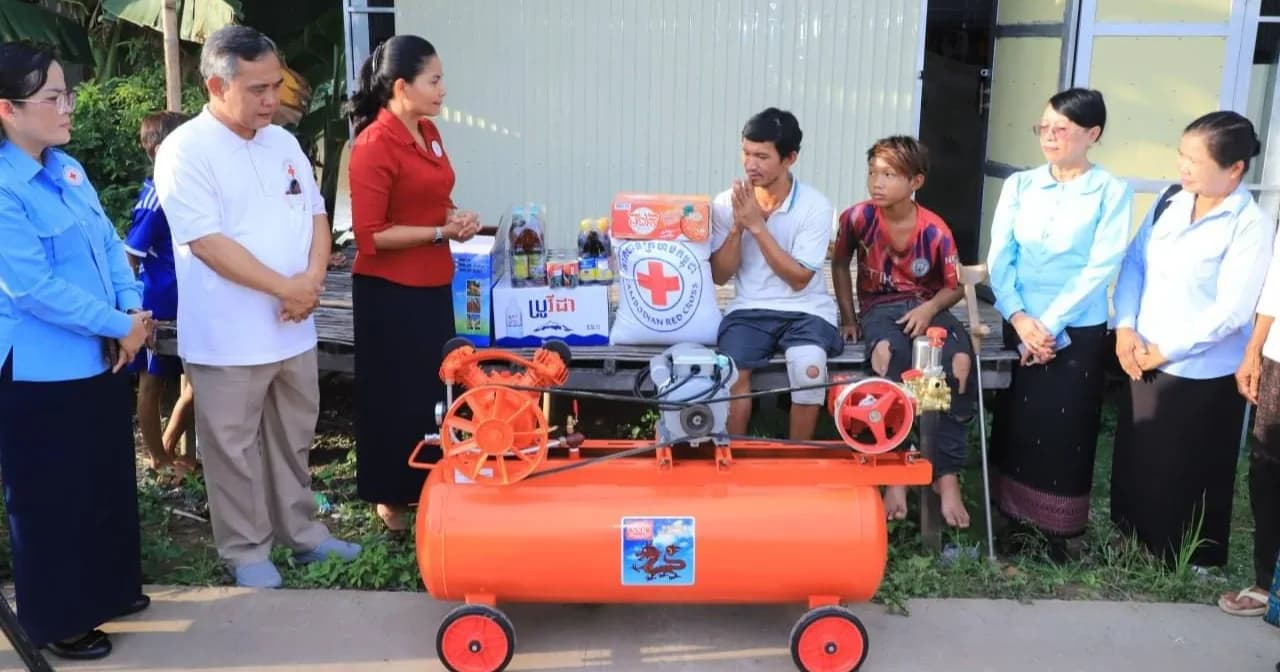 សាខាកាកបាទក្រហមកម្ពុជាខេត្តកណ្តាល ចុះសួរសុខទុក្ខ និងនាំយកអំណោយមនុស្សធម៌ជូនគ្រួសារពិការក្រីក្រ ១គ្រួសារ នៅស្រុកស្អាង ខេតកណ្តាល