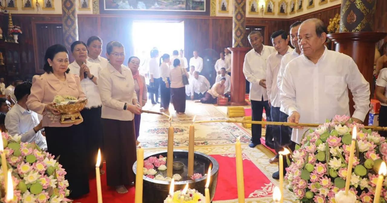 សម្តេច ម៉ែន សំអន អញ្ជើញអុជធូប និងថ្វាយគ្រឿងសក្ការៈព្រះសពព្រះមហាថេរបញ្ញានន្ទោ សំ បុណ្យសាន្ត នៅវត្តវារីផា សុខារាម