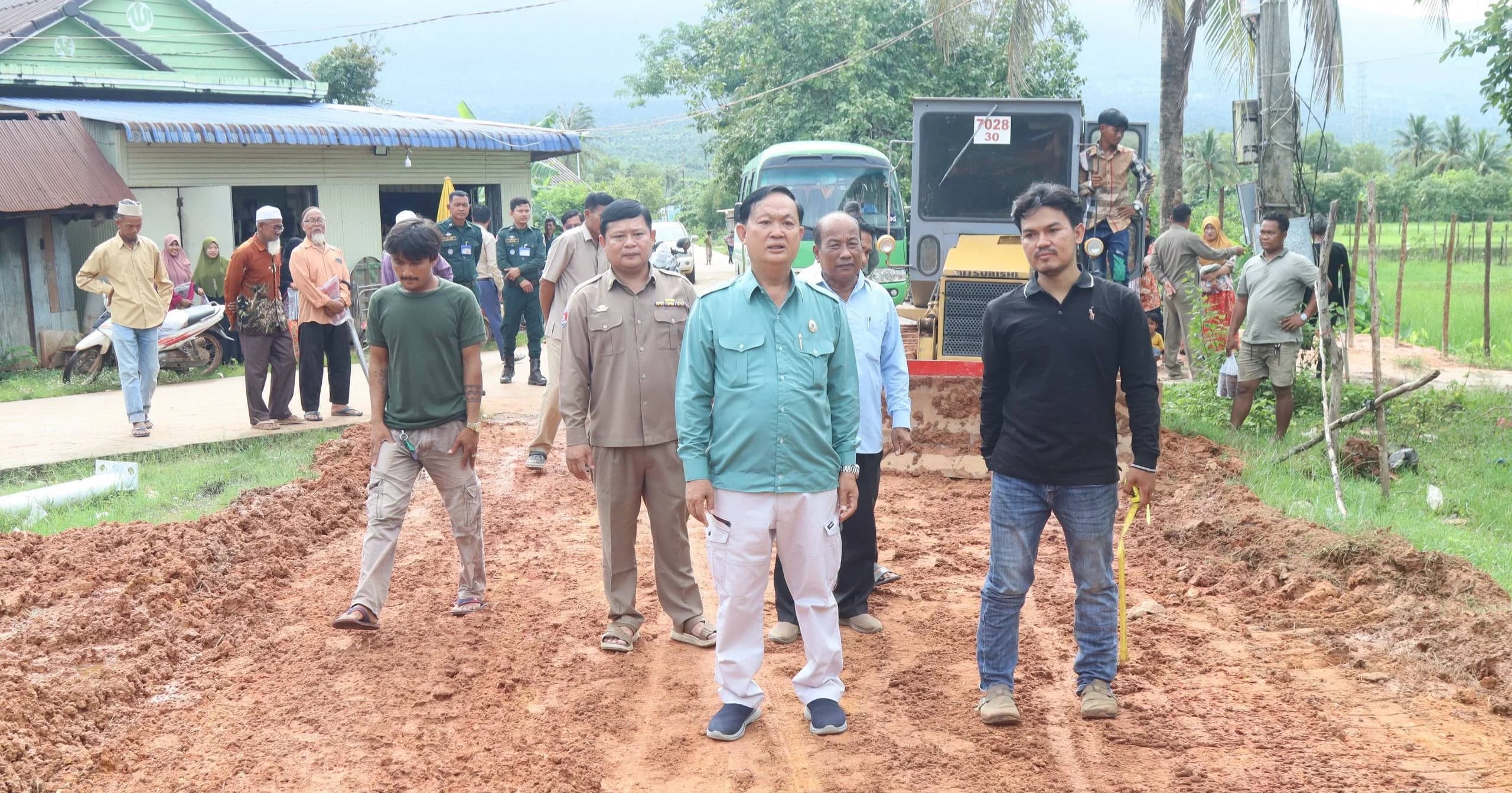 អភិបាលស្រុកព្រៃនប់ បានអញ្ជើញដឹកនាំសហការី និងមន្ត្រីជំនាញពាក់ព័ន្ធ ចុះពិនិត្យ និងបើកការដ្ឋានសាងសង់ផ្លូវបេតុងអាមេចំនួន ២ខ្សែ ស្ថិតក្នុងភូមិសាស្ត្រឃុំទឹកថ្លា និងឃុំសាមគ្គី