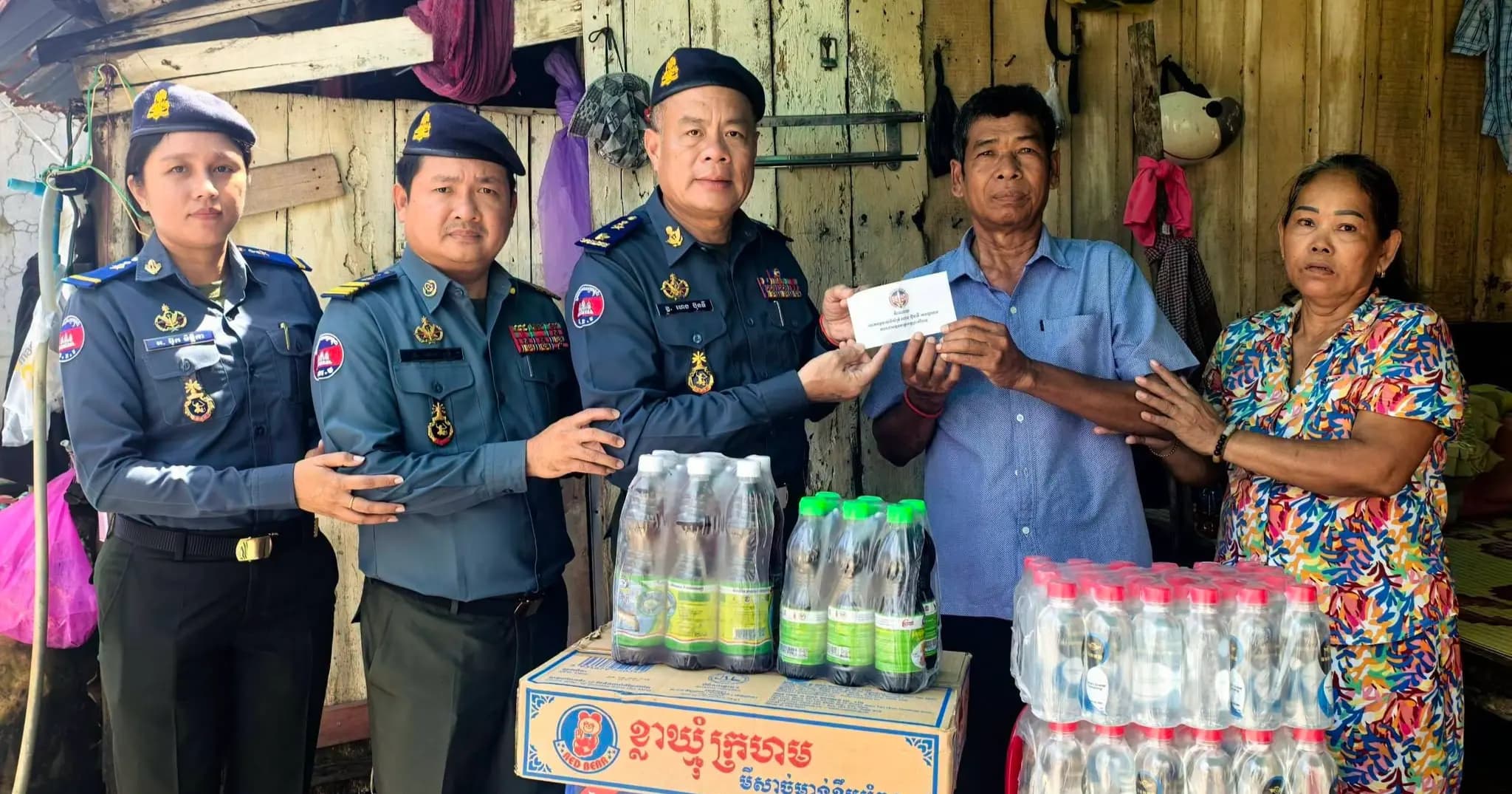 លោកឧត្តមសេនីយ៍ត្រី ហេង ប៊ុនទី ចុះជួបសំណេះសំណាល និងនាំយកអំណោយឧបត្ថម្ភដល់អតីតយុទ្ធជនដែលមានជីវភាពខ្វះខាតក្នុងក្រុងព្រះសីហនុ