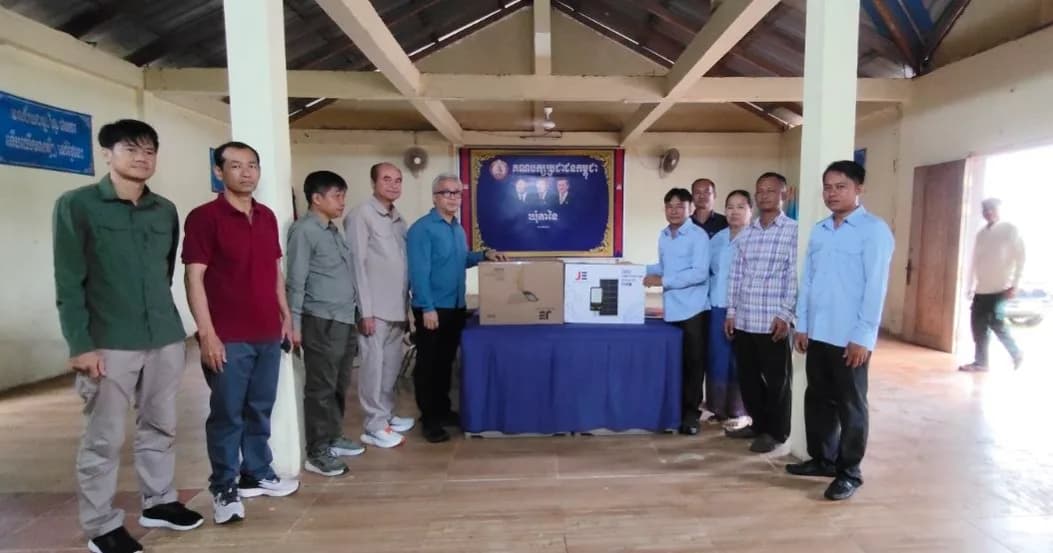 ឯកឧត្តម ឆាន់ សូរ្យផល និងលោក ទិត ខេមរា ចុះនាំយកអំពូលសូឡាប្រគល់ជូនស្នាក់ការគណបក្សឃុំតានៃ និងត្រួតពិនិត្យសកម្មភាពអភិវឌ្ឍន៍មូលដ្ឋាន