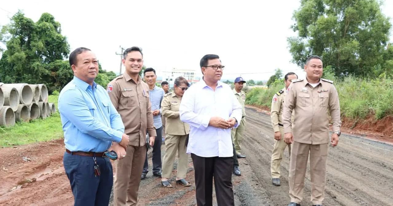 ប្រជាពលរដ្ឋសម្តែងក្តីសប្បាយរីករាយ ខណៈឯកឧត្តម គង់ គឹមនី អភិបាល នៃគណៈអភិបាលខេត្តមណ្ឌលគិរី ចុះពិនិត្យ និងជំរុញការស្ថាបនាផ្លូវបេតុងអាមេ ១ ៥០០ម៉ែត្រ ក្នុងក្រុងសែនមនោរម្យ
