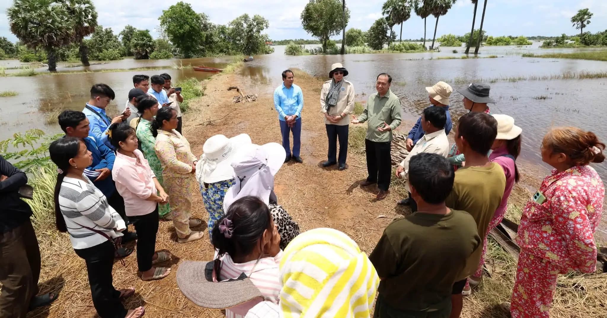 ឯកឧត្តម នេត្រ ភក្ត្រា ជំរុញឱ្យកសិករខេត្តក្រចេះ ប្ដូរវិធីសាស្ត្រដាំដុះដើម្បីបន្សាំនឹងការប្រែប្រួលអាកាសធាតុ ក្រោយរងផលប៉ះពាល់ពីជំនន់ទន្លេមេគង្គ