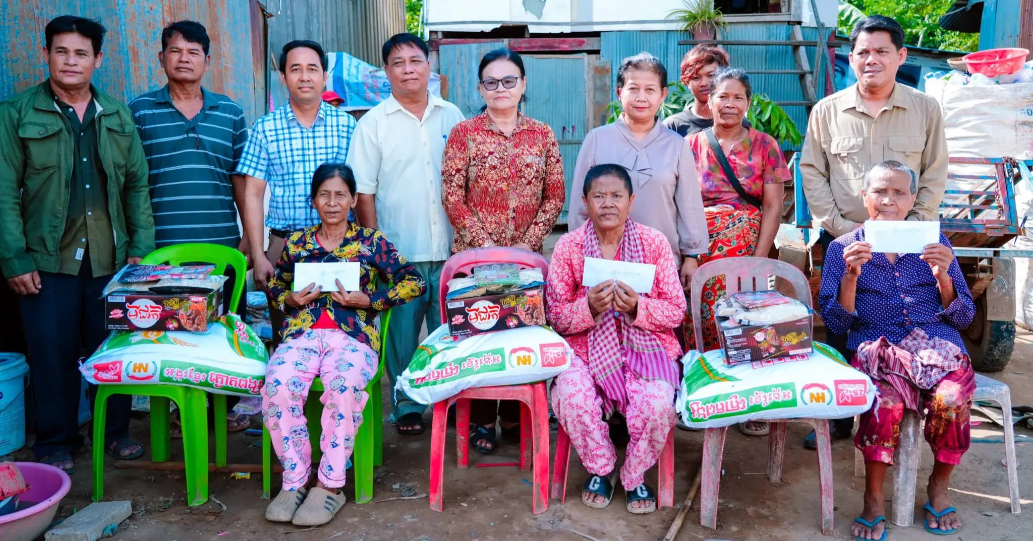 គ្រួសារជួបការលំបាកចំនួន ៥គ្រួសារ នៅសង្កាត់សំបួរមាស ទទួលបានអំណោយឧបត្ថម្ភពីក្រុមការងាររាជរដ្ឋាភិបាល