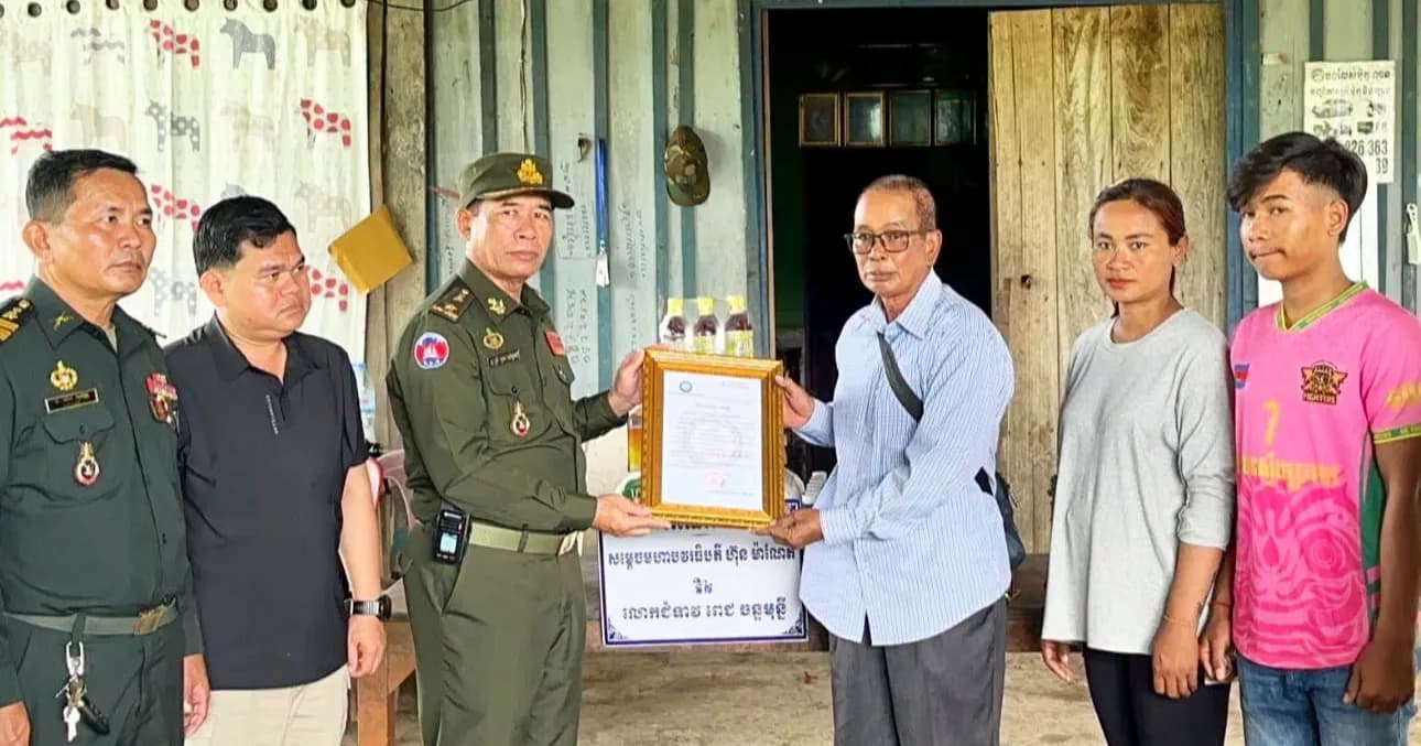 ឧត្តមសេនីយ៍ត្រី នូវ សំអុល ដឹកនាំក្រុមការងារនាំយកប្រាក់បេឡាមរណសង្គ្រោះ និងអំណោយមនុស្សធម៌ ជូនគ្រួសារសពអតីតយុទ្ធជនចំនួន ២គ្រួសារ