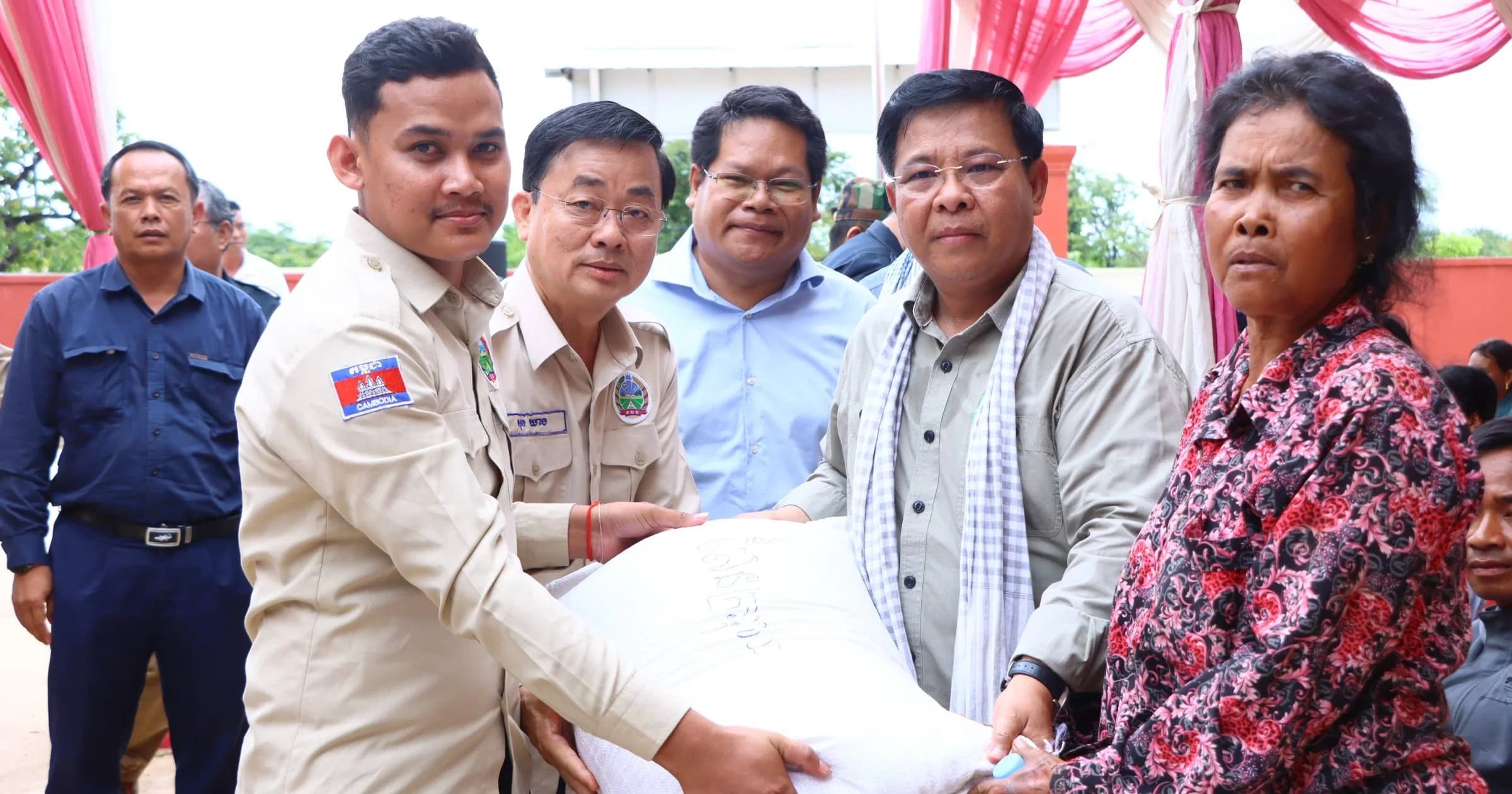 ឯកឧត្តម គង់ គឹមនី អភិបាលខេត្តមណ្ឌលគិរី អញ្ជើញចែកពូជស្រូវចំនួន ៤ ០០០គីឡូក្រាម ជូនដល់ប្រជាពលរដ្ឋចំនួន ១០០គ្រួសារ នៅឃុំរយ៉ ស្រុកកោះញែក