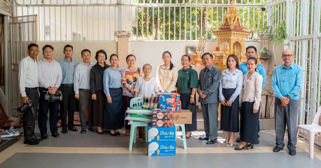 លោកជំទាវ ទុយ សិរីរតនៈ ចុះសួរសុខទុក្ខនិវត្តជនដែលជាអតីតមន្ត្រីរាជការក្រសួងព័ត៌មាន