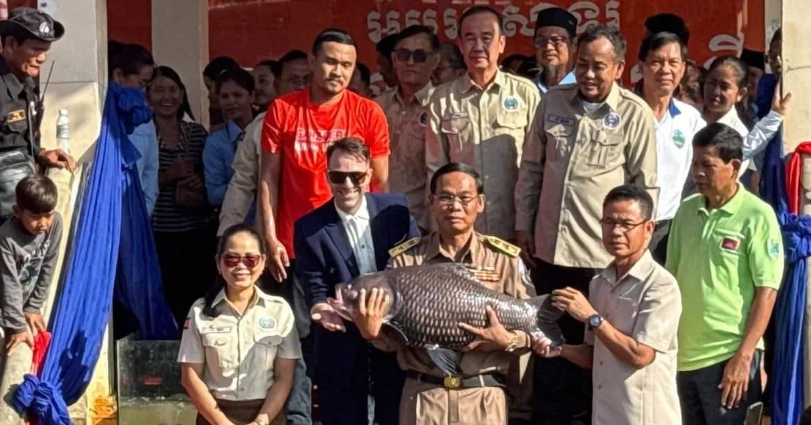 លោក ឃ្លោក នួយ អភិបាលរងខេត្តបន្ទាយមានជ័យ ចូលរួមពិធីប្រលែងកូនត្រី ២០ម៉ឺនក្បាល ក្រោមប្រធានបទ «ធនធានជលផលដើម្បីអនាគតខ្មែរ» នៅតំបន់អភិរក្សវត្តស្វាយចាស់