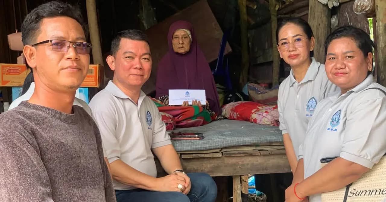 ក្រុមការងារ និងនិស្សិតអាហារូបករណ៍ អ.ម.ត ខេត្តព្រះសីហនុ ចុះសួរសុខទុក្ខ និងនាំយកអំណោយដ៏ថ្លៃថ្លារបស់ សម្តេចធិបតី ហ៊ុន ម៉ាណែត និងលោកជំទាវបណ្ឌិត ពេជ ចន្ទមុន្នី ជូនគ្រួសារលោកយាយអាយុ ៩២ឆ្នាំ នៅស្រុកព្រៃនប់