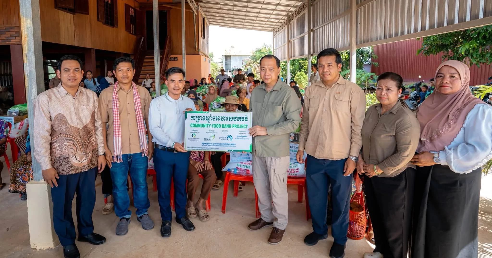 ឯកឧត្តម នេត្រ ភក្ត្រា អញើញចែកអំណោយជូនដល់ក្រុមគ្រួសារដែលមានជីវភាពខ្វះខាត និងរងគ្រោះដោយទឹកជំនន់ នៅខេត្តក្រចេះ