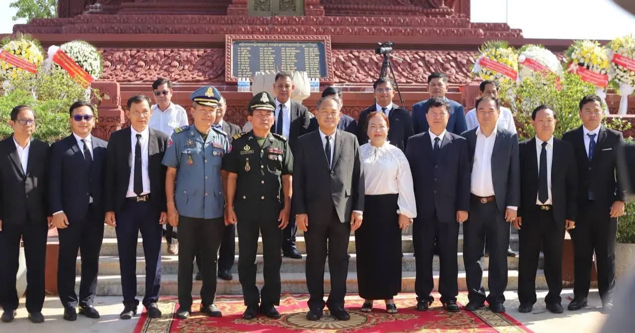 លោក នៃ គង់ អភិបាលរងខេត្តព្រះសីហនុ តំណាងឯកឧត្តម ម៉ាង ស៊ីណេត ដឹកនាំមន្ត្រីរាជការចូលរួមគោរពវិញ្ញាណក្ខន្ធ និងដាក់កម្រងផ្កាជូនវីរយុទ្ធជន នៅតំបន់ប្រវត្តិសាស្ត្រយោធាតេជោកោះថ្ម X-16