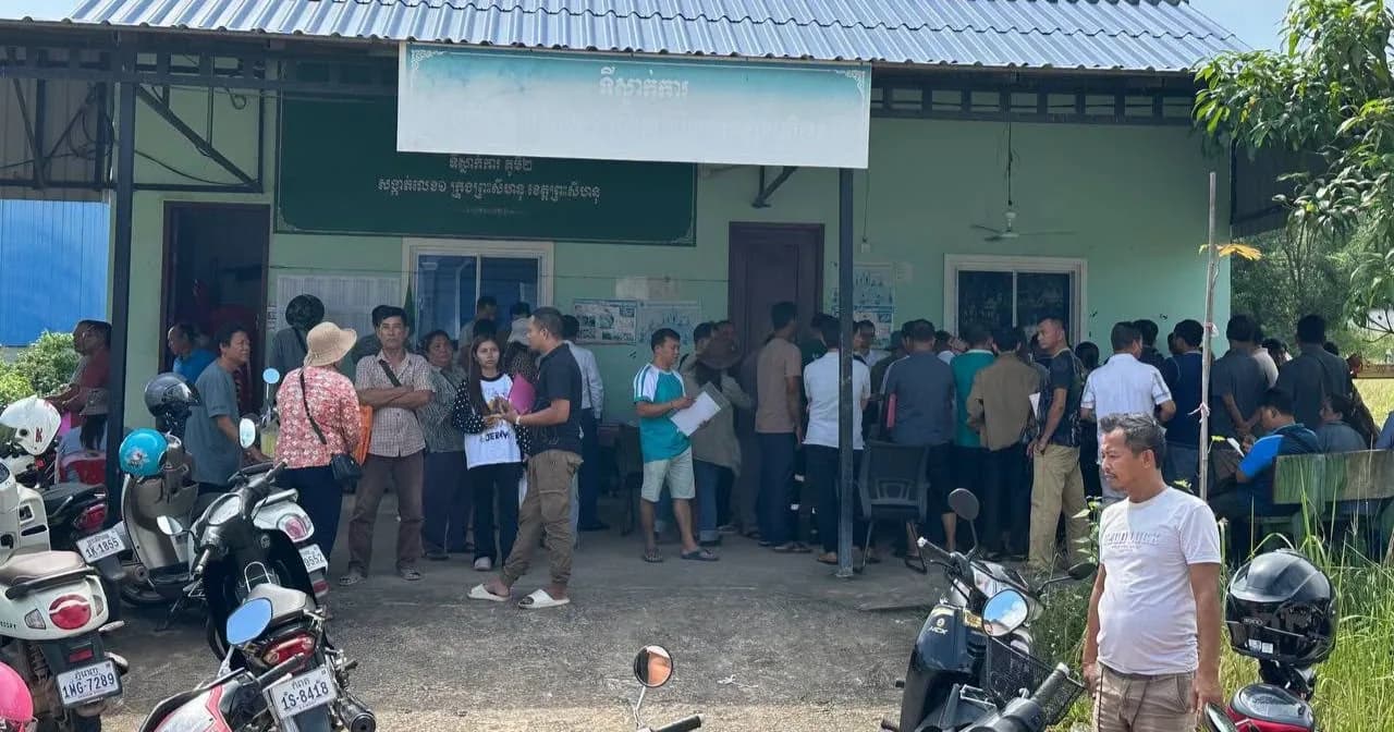 សេចក្តីជូនដំណឹង៖ ក្រុមការងារសុរិយោដីខេត្តព្រះសីហនុ ចុះចែកសំណុំឯកសារបង់ពន្ធជូនប្រជាពលរដ្ឋភូមិ១ និងភូមិ២