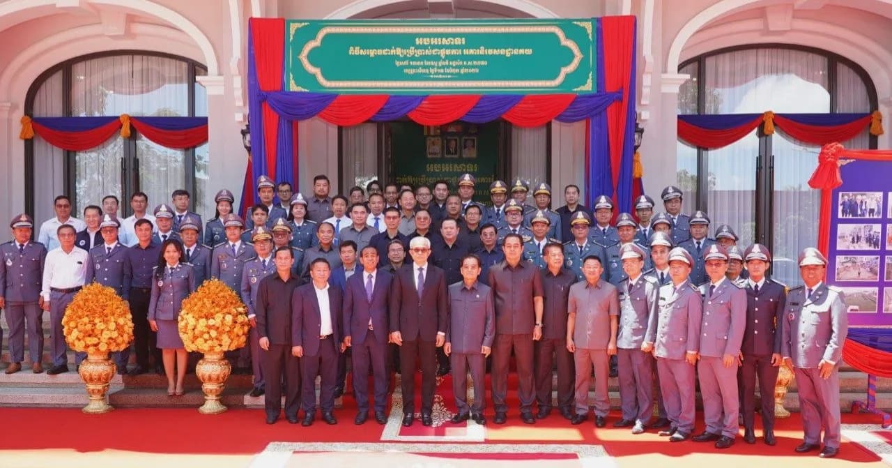 ឯកឧត្តមបណ្ឌិតសភាចារ្យ អូន ព័ន្ធមុនីរ័ត្ន អញ្ជើញកាត់ខ្សែបូសម្ពោធដាក់ឱ្យប្រើប្រាស់ជាផ្លូវការអគាររដ្ឋបាល និងហេដ្ឋារចនាសម្ព័ន្ធនានា នៃសាខាគយនិងរដ្ឋាករកំពង់ផែអន្តរជាតិក្រុងព្រះសីហនុ
