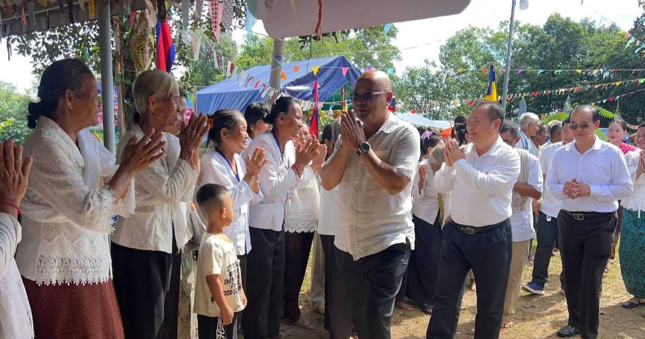 លោក នួន ប៊ុនថុល អភិបាលក្រុងកំពង់សោម អញ្ជើញចូលរួមពិធីបុណ្យកាន់បិណ្ឌទី១១ និងប្រគេនទេយ្យទានដល់វត្តចំនួន៥