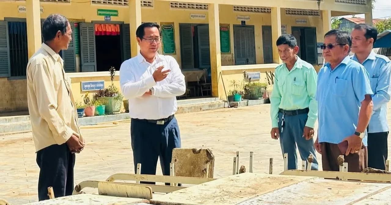 ប្រធានមន្ទីរអប់រំ យុវជន និងកីឡាខេត្តបាត់ដំបង ចុះសួរសុខទុក្ខ និងពិនិត្យផលប៉ះពាល់ដោយជំនន់ទឹកភ្លៀង នៅសាលាបឋមសិក្សាបានណន់