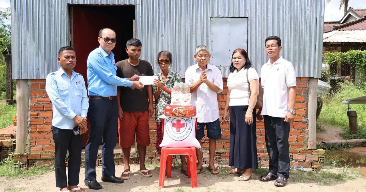 សាខាកាកបាទក្រហមកម្ពុជាខេត្តព្រះសីហនុ ចុះសួរសុខទុក្ខ និងនាំយកអំណោយមនុស្សធម៌ចែកជូនប្រជាពលរដ្ឋងាយរងគ្រោះចំនួន ១៨គ្រួសារ