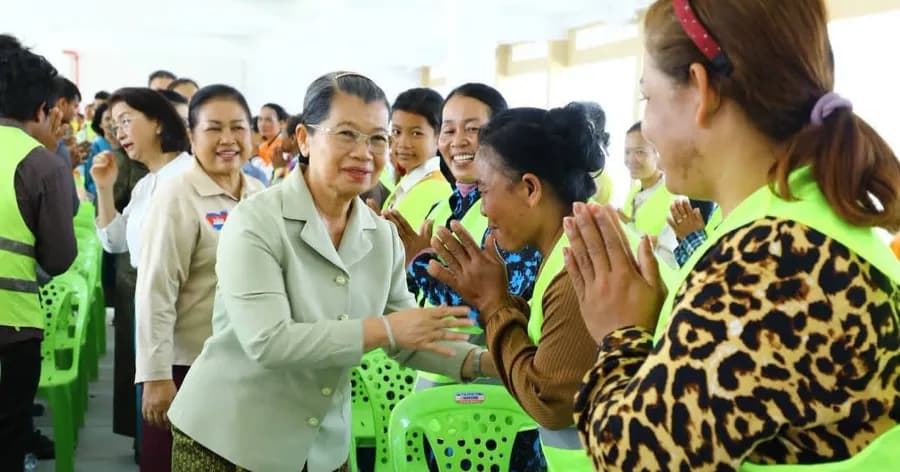 សម្តេច ម៉ែន សំអន អញ្ជើញជួបសំណេះសំណាលជាមួយក្រុមវិស្វករ និងជាងសាងសង់អន្តេវាសិកដ្ឋានស្ត្រី ដែលជាអំណោយរបស់ សម្តេចតេ​ជោ ហ៊ុន សែន និងសម្តេចកិត្តិព្រឹទ្ធបណ្ឌិត ប៊ុន រ៉ានី ហ៊ុន សែ​នសម្រាប់និស្សិតក្រីក្រដែលមកសិក្សានៅរាជធានីភ្នំពេញ