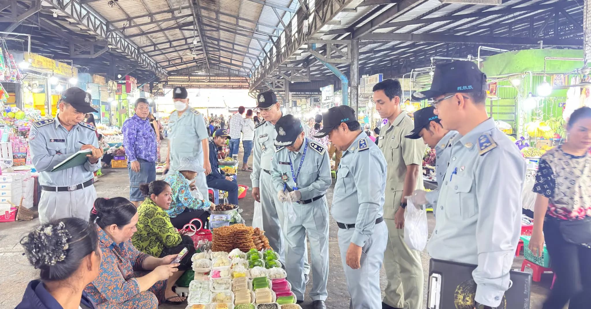 ក.ប.ប. ខេត្តព្រះសីហនុ ចុះត្រួតពិនិត្យម្ហូបអាហារនៅផ្សារលើ រកមិនឃើញសារធាតុគីមីហាមឃាត់លើមុខទំនិញទាំង ២១ មុខ