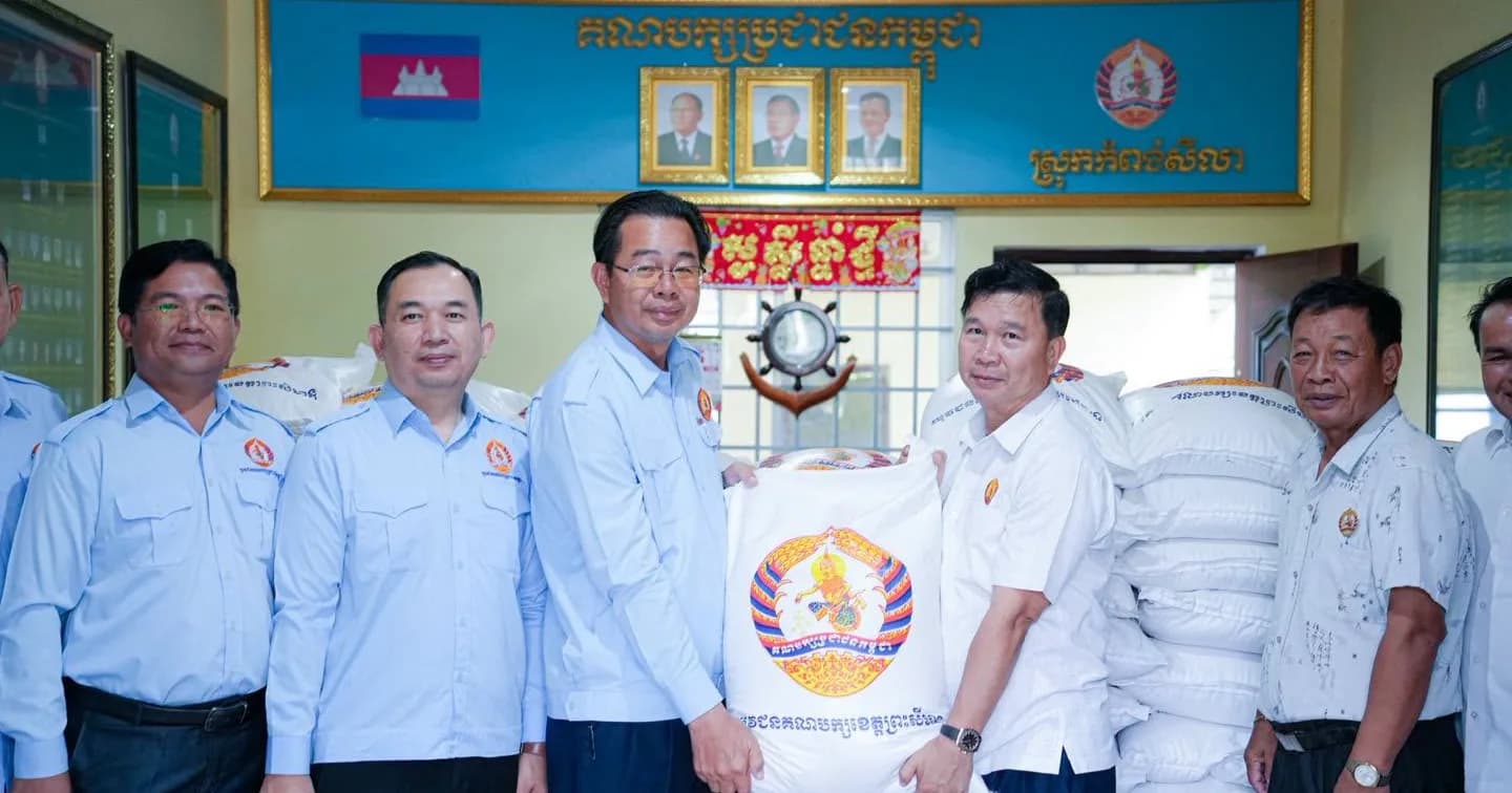 ឯកឧត្តម ម៉ាង ស៊ីណេត អញ្ជើញនាំយកអំណោយដ៏ថ្លៃថ្លារបស់ សម្តេចមហាបវរធិបតី ហ៊ុន ម៉ាណែត ប្រគល់ជូនគណបក្សប្រជាជនស្រុកកំពង់សីលា និងឃុំទាំង០៤