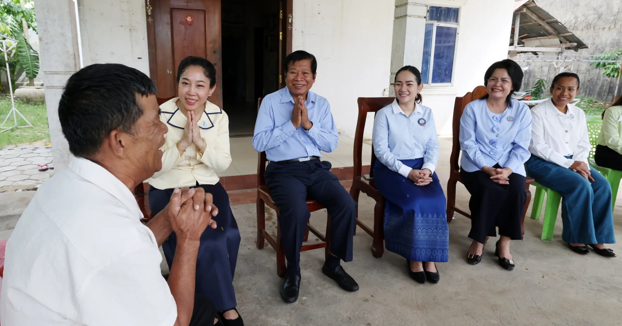 លោកជំទាវ ទុយ សិរីរតនៈ នេត្រភក្ត្រា អញ្ជើញចុះសួរសុខទុក្ខ និងនាំយកអំណោយជូននិវត្តជនវិស័យព័ត៌មាន ដែលមានជំងឺប្រចាំកាយ