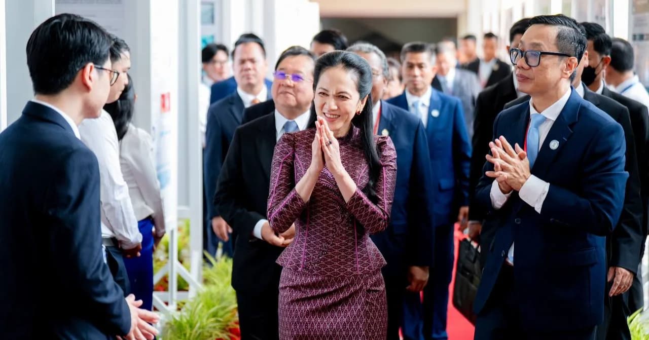 លោកជំទាវបណ្ឌិត ពេជ ចន្ទមុន្នី ហ៊ុនម៉ាណែត អញ្ជើញជាអធិបតីក្នុងពិធីបើកសន្និសីទវិទ្យាសាស្ត្រនៃសាកលវិទ្យាល័យវិទ្យាសាស្ត្រសុខាភិបាល (ស.វ.ស.) ដើម្បីអបអរសាទរខួប ៨០ឆ្នាំ នៃការបង្កើតសាកលវិទ្យាល័យវិទ្យាសាស្ត្រសុខាភិបាល។