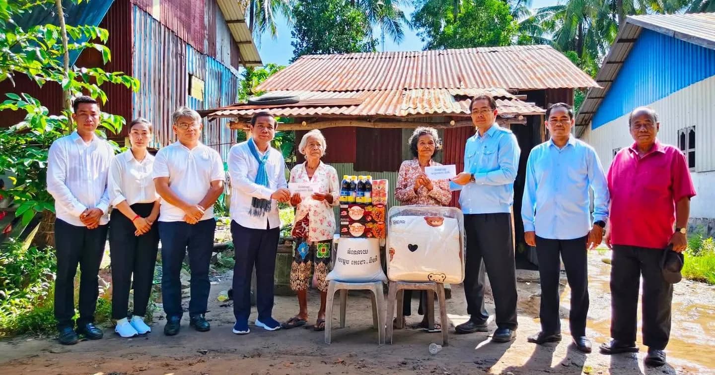 ឯកឧត្តម ម៉ាង ស៊ីណេត អភិបាលខេត្តព្រះសីហនុ និងក្រុមការងារមនុស្សធម៌សម្ដេចតេជោ-ធិបតីចុះសួរសុខទុក្ខ និងនាំយកអំណោយដ៏ថ្លៃថ្លារបស់សម្តេចតេជោ និងសម្តេចធិបតី ចែកជូនគ្រួសារអតីតយុទ្ធជន និងចាស់ជរាខ្វះខាតនៅស្រុកស្ទឹងហាវ