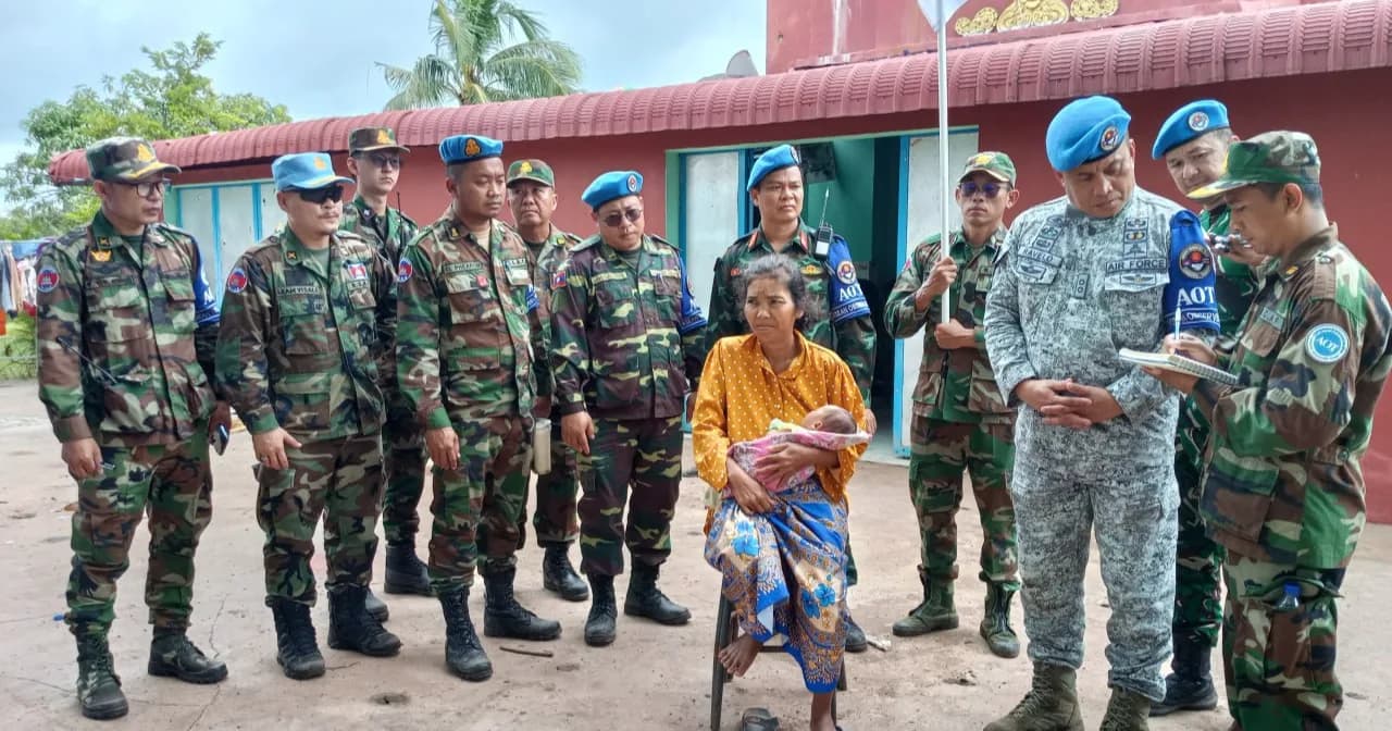 ក្រុមអ្នកសង្កេតការណ៍អាស៊ាន (AOT-KH) ចុះត្រួតពិនិត្យផ្ទះប្រជាពលរដ្ឋនៅភូមិស្រអែមខាងជើង ដែលរងការខូចខាតដោយសារការវាយប្រហារ