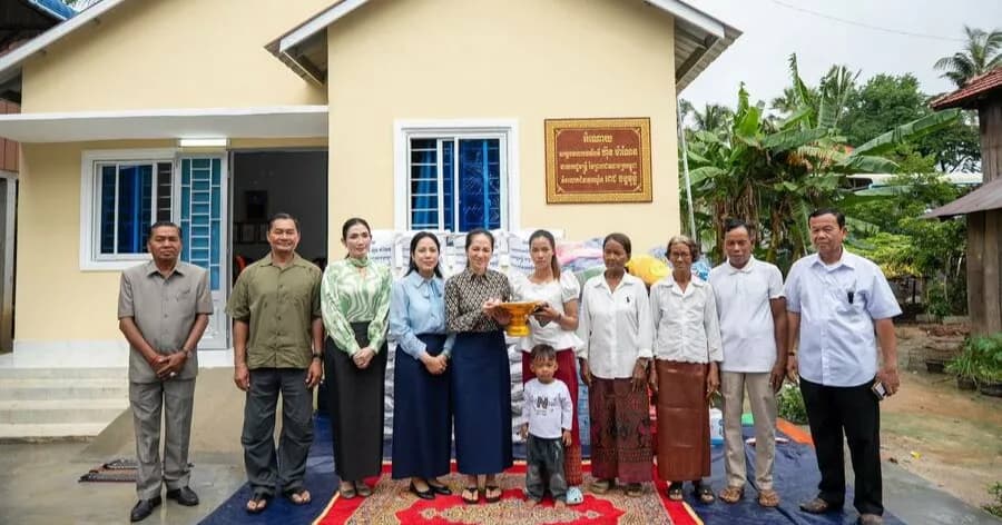 លោកជំទាវបណ្ឌិត ពេជ ចន្ទមុន្នី ហ៊ុនម៉ាណែត អញ្ជើញមកប្រគល់ផ្ទះថ្មី ចំនួន ៦ខ្នង ដែលជាអំណោយដ៏ថ្លៃថ្លារបស់ សម្តេចធិបតី និងលោកជំទាវបណ្ឌិតផ្ទាល់ ជូនដល់ក្រុមគ្រួសាររបស់វីរកងទ័ពពលី រស់នៅក្នុងខេត្តកំពង់ស្ពឺ