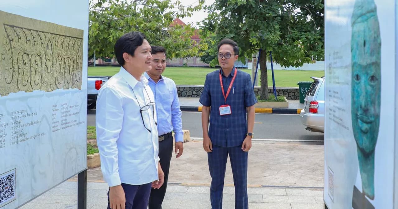 ឯកឧត្តម ទេព អស្នារិទ្ធ និងសហការី អញ្ជើញទស្សនាពិព័រណ៍ «ការយាងត្រឡប់មកវិញនៃព្រលឹងដូនតា» នៅខេត្តកំពង់ឆ្នាំង