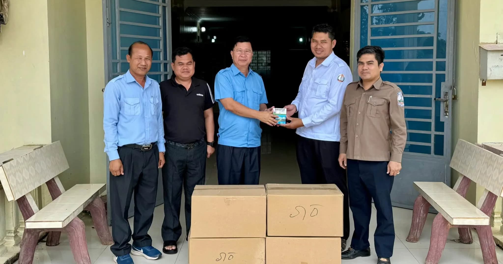 អភិបាលស្រុកកំពង់សីលា ប្រគល់អំណោយថ្នាំពេទ្យជូនមណ្ឌលសុខភាពតក្កវិទ សម្រាប់ប្រើប្រាស់ប្រចាំថ្ងៃ