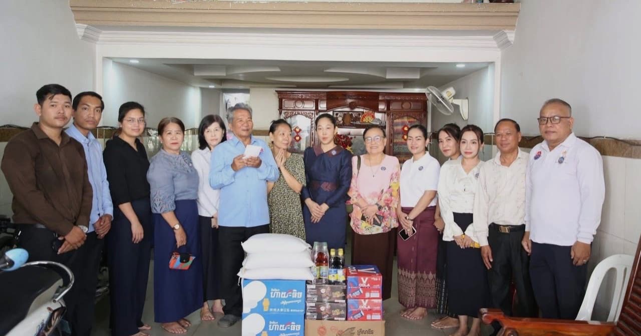 លោកជំទាវ ទុយ សិរីរតនៈ អញ្ជើញចុះសួរសុខទុក្ខអតីតមន្ត្រីរាជការចូលនិវត្តន៍នៃក្រសួងព័ត៌មាន ចំនួន ៣រូប