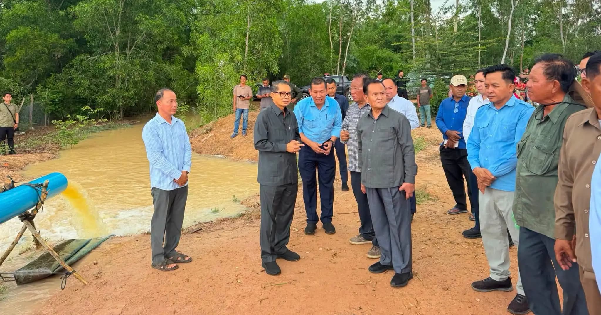 សម្ដេចមហាមន្រ្តី គុយ សុផល ឧបនាយករដ្ឋមន្រ្តី រដ្ឋមន្រ្តី ក្រសួងព្រះបរមរាជវាំង ដែលបានអញ្ជើញចុះពិនិត្យសកម្មភាពក្រុមការងារសម្ដេចឪ សម្ដេចម៉ែ ចុះបូមទឹកប្រឡាយវ៉ៃកូ២ ស្រោចស្រោពស្រូវវស្សាអមសងខាងប្រឡាយចំនួន ១៥០០ហិចតា