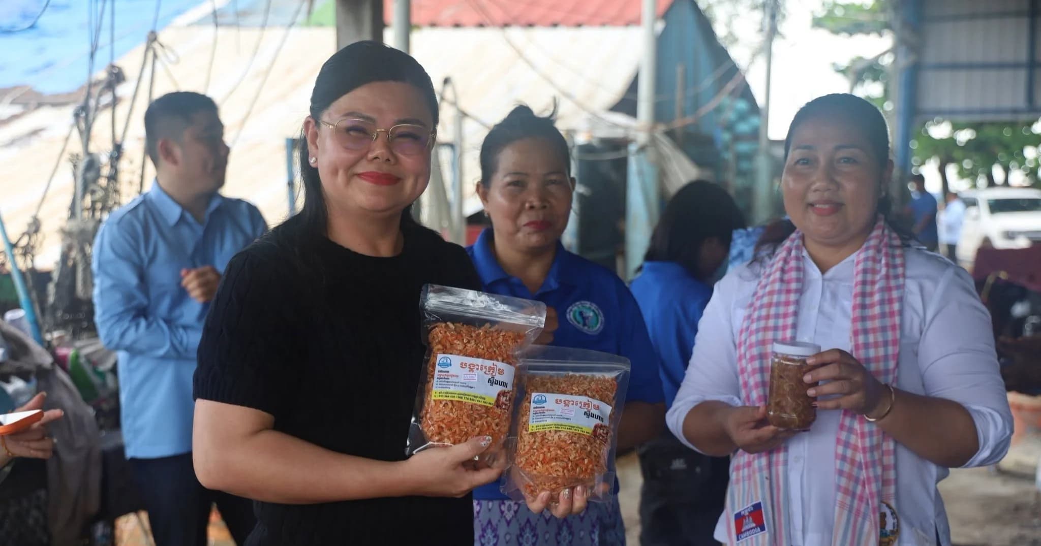 ថ្នាក់ដឹកនាំសមាគមនារីខេត្តព្រះសីហនុ អញ្ជើញចុះសិក្សាស្វែងយល់ពីកន្លែងកែច្នៃគ្រឿងសមុទ្ររបស់សហគមន៍ស្ត្រី នៅស្រុកស្ទឹងហាវ