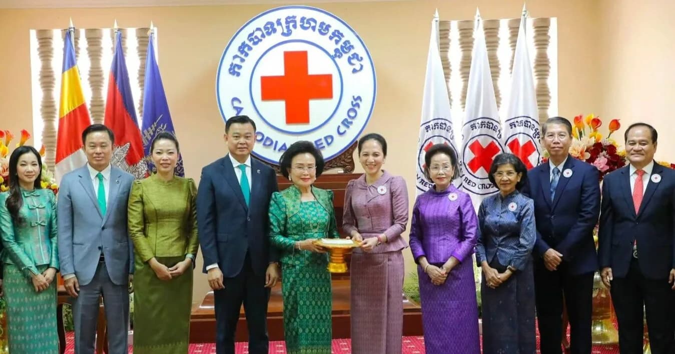 លោកជំទាវបណ្ឌិត ពេជ ចន្ទមុន្នី ហ៊ុនម៉ាណែត អញ្ជើញទទួលថវិកាចំនួន ១.១០០.០០០ ដុល្លារអាម៉េរិក (មួយលានមួយសែនដុល្លារអាម៉េរិក) ពីក្រុមហ៊ុនជីបម៉ុង ដែលឧបត្ថម្ភជូនកាកបាទក្រហមកម្ពុជា ដើម្បីអបអរទិវា ៨ ឧសភា ២០២៦ ក្រោមមូលបទ «បន្តរួមកម្លាំងគ្នា ដើម្បីមនុស្សធម៌»