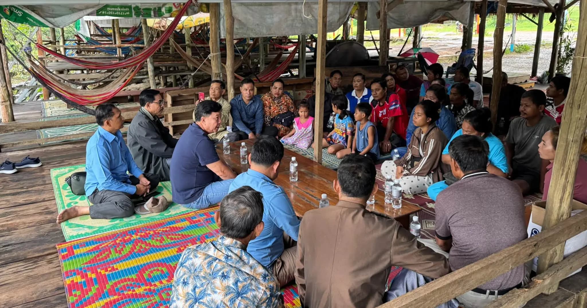 អភិបាលស្រុកកំពង់សីលា ចុះពិនិត្យគម្រោងអភិវឌ្ឍន៍មូលដ្ឋាន និងឧបត្ថម្ភថ្មចាក់បំពេញផ្លូវចូលរមណីយដ្ឋានថ្មរូង