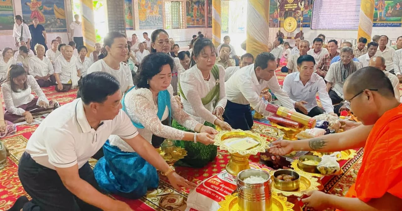 ពិធីបុណ្យកាន់បិណ្ឌវេនទី៩ ឯកឧត្តម គង់ វិចិត្រ និងលោក នេន ចំរើន ព្រមទាំងសហការី អញ្ជើញប្រគេនទយ្យទានដល់វត្តចំនួន៣ ក្នុងស្រុកព្រៃនប់