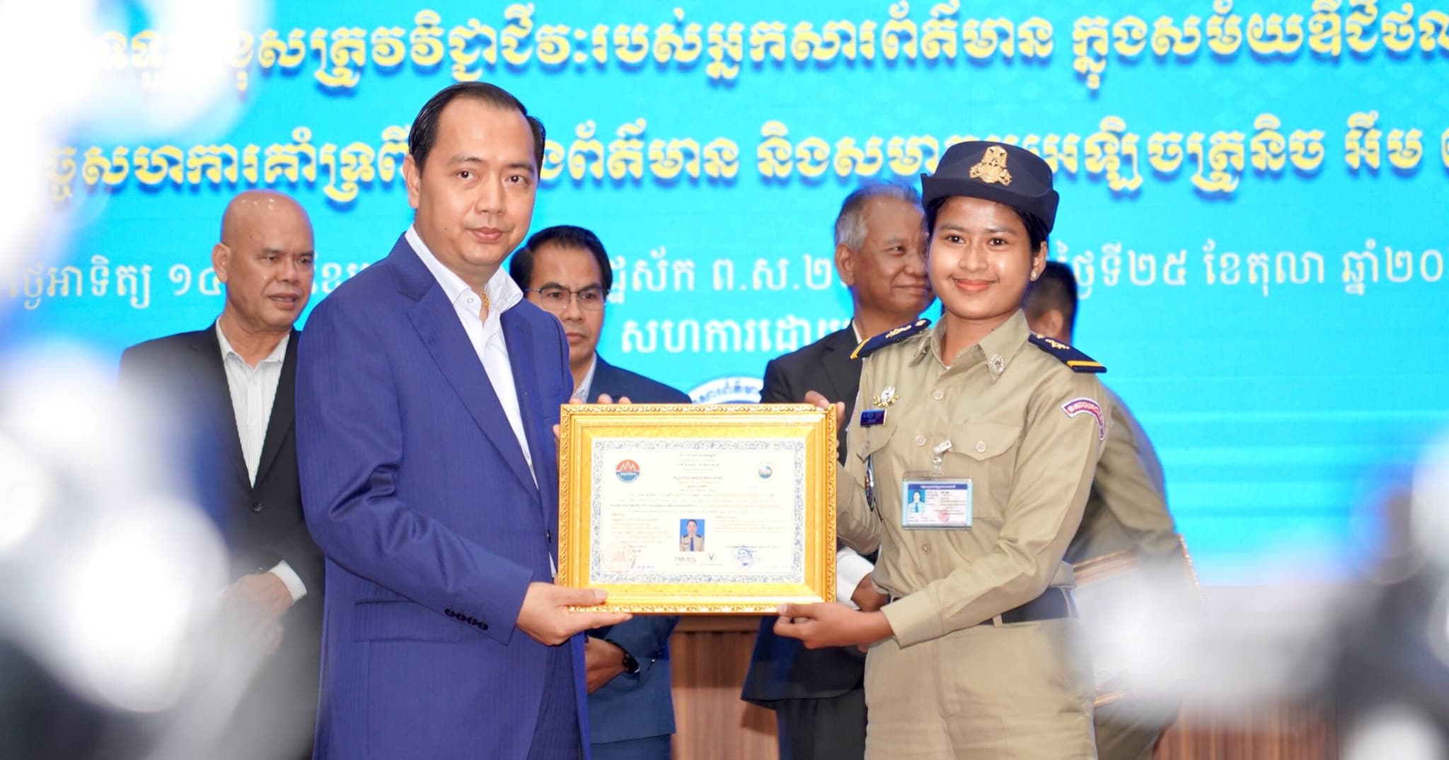 ឯកឧត្តមរដ្ឋមន្ត្រី នេត្រ ភក្ត្រា អញ្ជើញបិទសិក្ខាសាលាស្តីពី «ការទទួលខុសត្រូវវិជ្ជាជីវៈរបស់អ្នកសារព័ត៌មានក្នុងសម័យឌីជីថល»  ដោយមានអ្នកសារព័ត៌មាន និងមន្ត្រីផ្នែកព័ត៌មានជិត ៧០០នាក់ចូលរួម