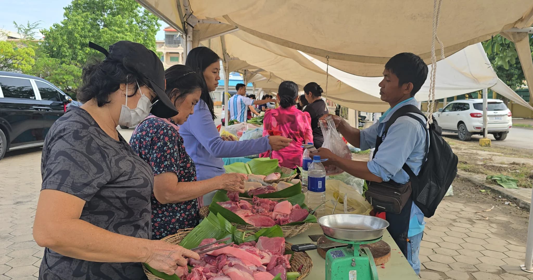 អាជីវករលក់ដូរបន្លែផ្លែឈើត្រីសាច់ ផលិតផលខ្មែរ នៅផ្សារផលិតផលខ្មែរ មានទឹកមុខសប្បាយរីករាយដោយអំពាវនាវ ដល់សាធារណជនចូលរួមគាំទ្រ និងជាវកសិផលក្នុងស្រុកឱ្យបានគ្រប់ៗគ្នា