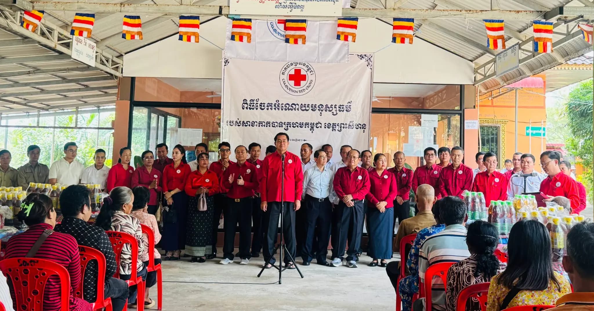 អាជ្ញាធរខេត្តព្រះសីហនុ ចុះអន្តរាគមន៍និងនាំយកអំណោយមនុស្សធម៌ចែកជូនពលរដ្ឋ ១៦០គ្រួសារ រងគ្រោះដោយទឹកជំនន់ទឹកភ្លៀងនៅស្រុកព្រៃនប់