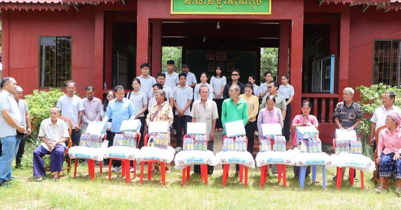 អំណោយដ៏ថ្លៃថ្លារបស់ សម្តេចធិបតី ហ៊ុន ម៉ាណែត និងលោកជំទាវបណ្ឌិត ត្រូវបាននាំយកទៅចែកជូនប្រជាពលរដ្ឋខ្វះខាតចំនួន ៨គ្រួសារ នៅក្រុងកោះរ៉ុង
