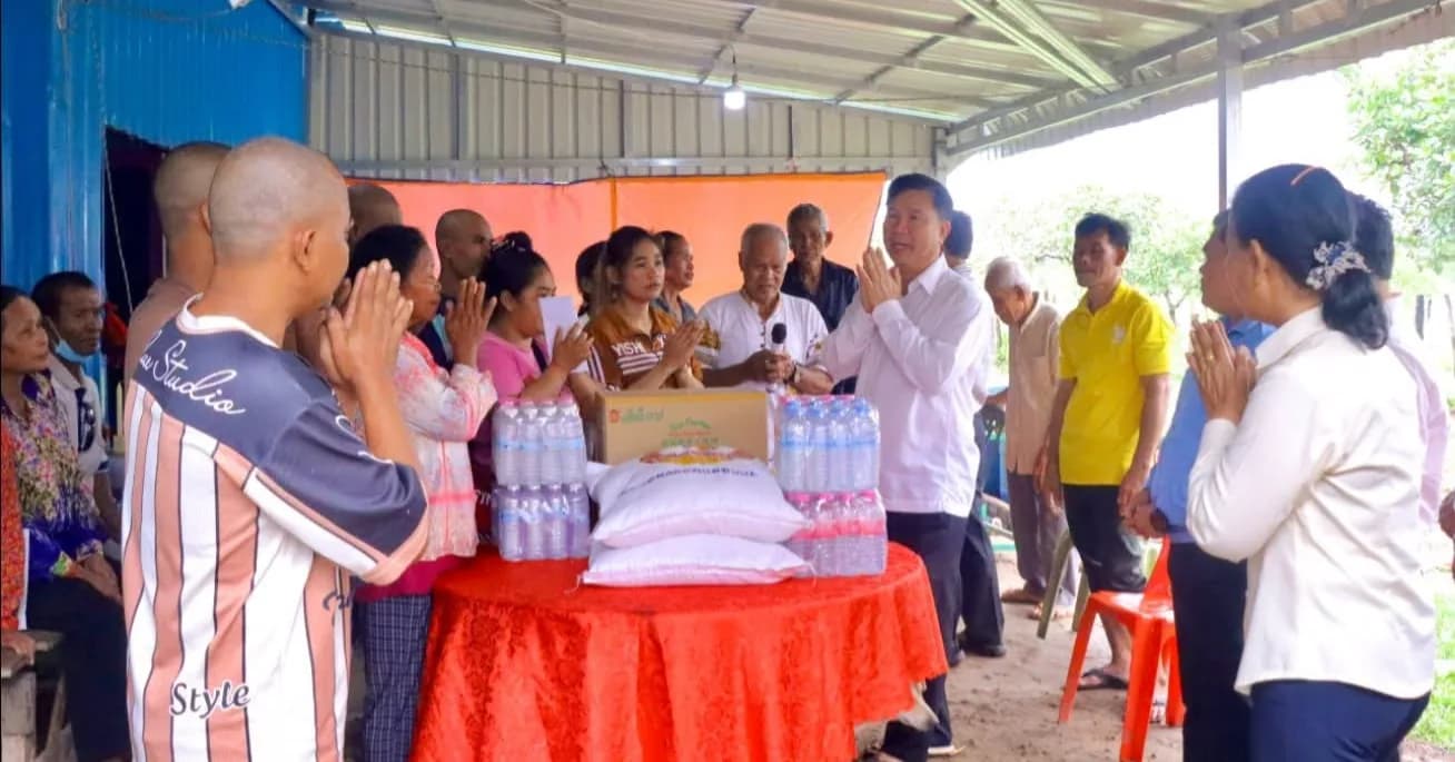 លោក ឆាយ សុគន្ធដា អភិបាលស្រុកកំពង់សីលា នាំយកអំណោយចុះសួរសុខទុក្ខ និងចូលរួមរំលែកទុក្ខជាមួយគ្រួសារសពប្រជាពលរដ្ឋចំនួន ២គ្រួសារ