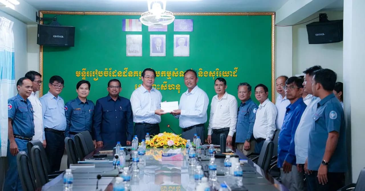 ឯកឧត្តម ម៉ាង ស៊ីណេត អញ្ជើញសំណេះសំណាល និងជំរុញឱ្យមន្ត្រីមន្ទីរដែនដីខេត្តព្រះសីហនុ ពន្លឿនការផ្តល់ប័ណ្ណកម្មសិទ្ធិដីធ្លីជូនប្រជាពលរដ្ឋ