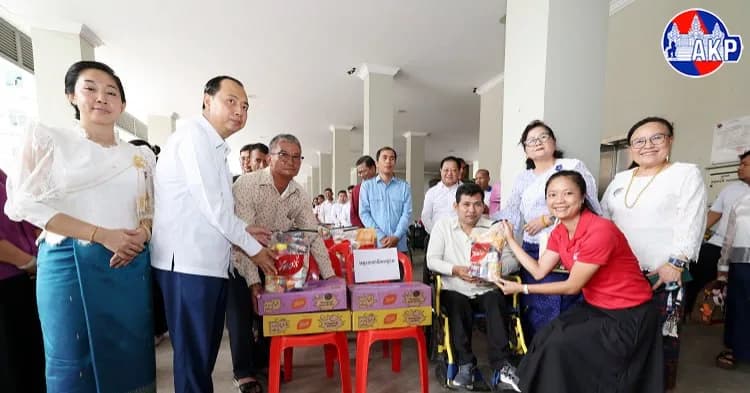 ឯកឧត្តម នេត្រ ភក្ត្រា និងលោកជំទាវ អញ្ជើញចែកអំណោយរបស់ក្រុមហ៊ុនយ៉ូសន៍ ជូនមន្ត្រីរាជការ មន្ត្រីជាប់កិច្ចសន្យា និងនិវត្តន៍ជន ក្នុងឱកាសបុណ្យភ្ជុំបិណ្ឌ